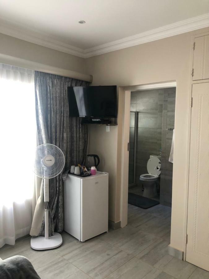 8 On Acacia Guesthouse Bedfordview Ngoại thất bức ảnh