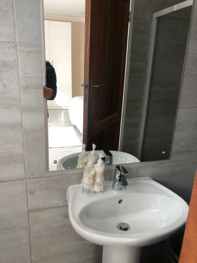 8 On Acacia Guesthouse Bedfordview Ngoại thất bức ảnh