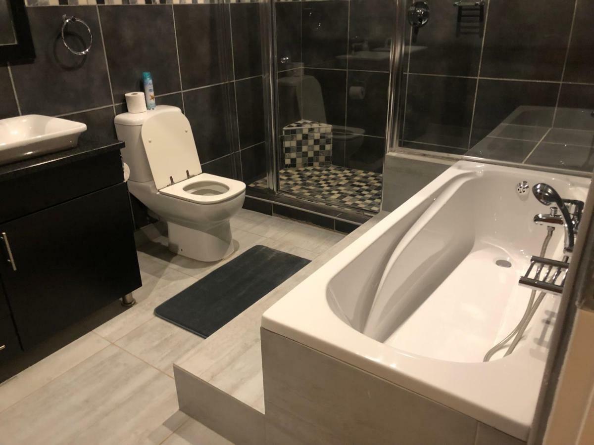 8 On Acacia Guesthouse Bedfordview Ngoại thất bức ảnh