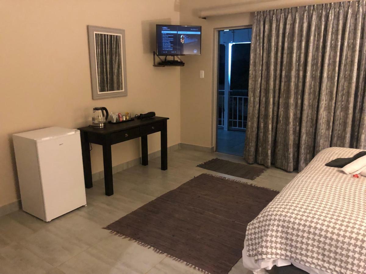 8 On Acacia Guesthouse Bedfordview Ngoại thất bức ảnh