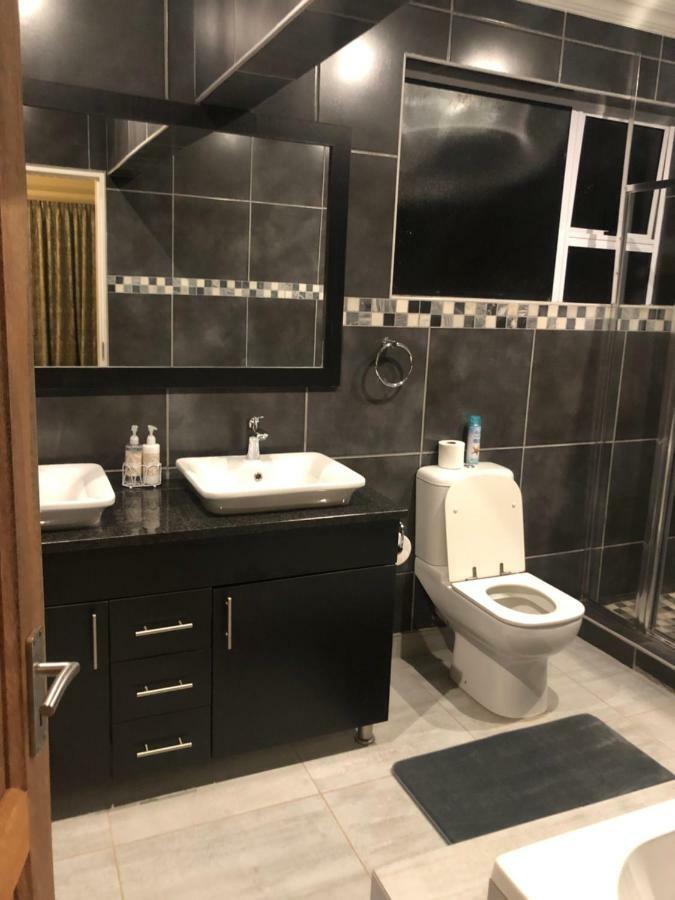 8 On Acacia Guesthouse Bedfordview Ngoại thất bức ảnh