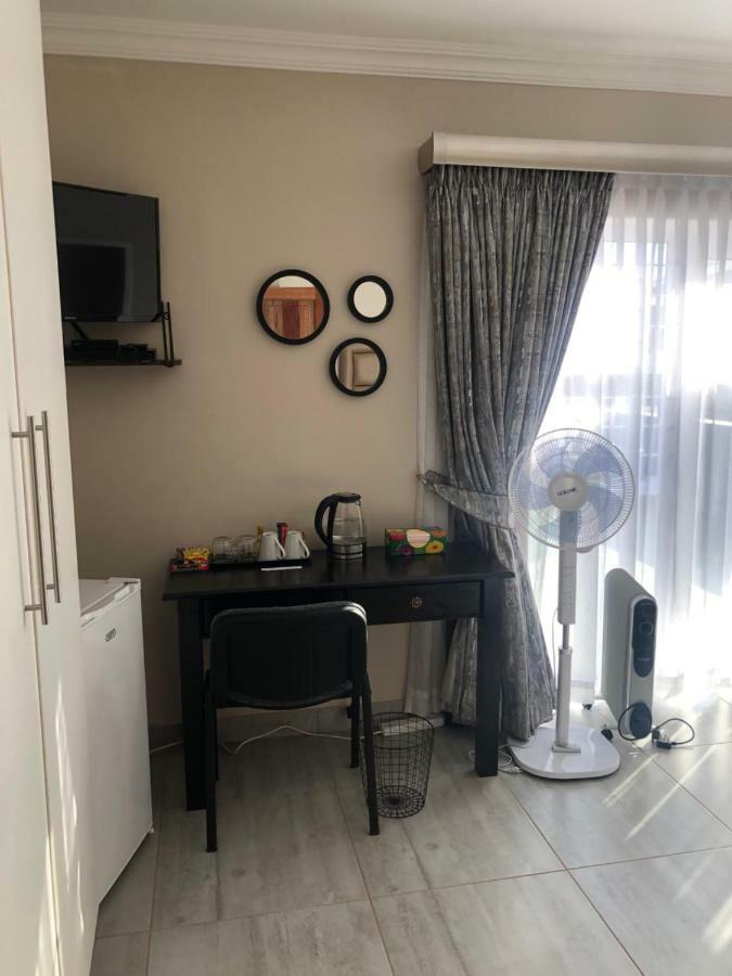 8 On Acacia Guesthouse Bedfordview Ngoại thất bức ảnh