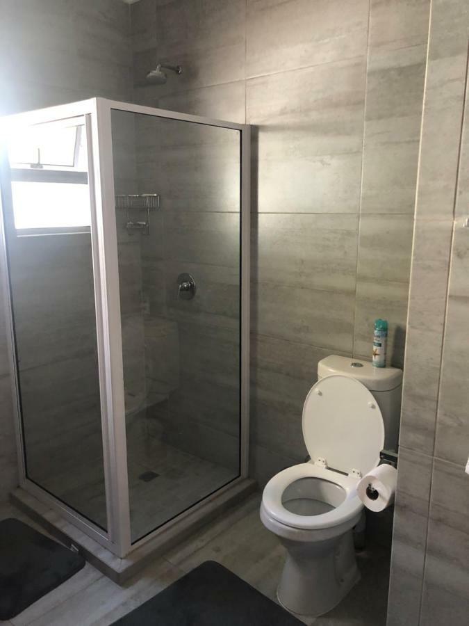 8 On Acacia Guesthouse Bedfordview Ngoại thất bức ảnh