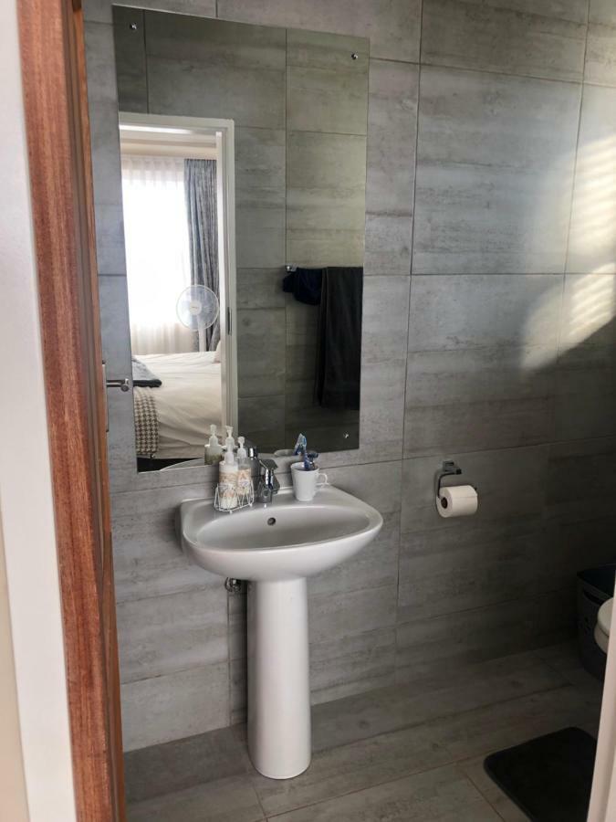 8 On Acacia Guesthouse Bedfordview Ngoại thất bức ảnh