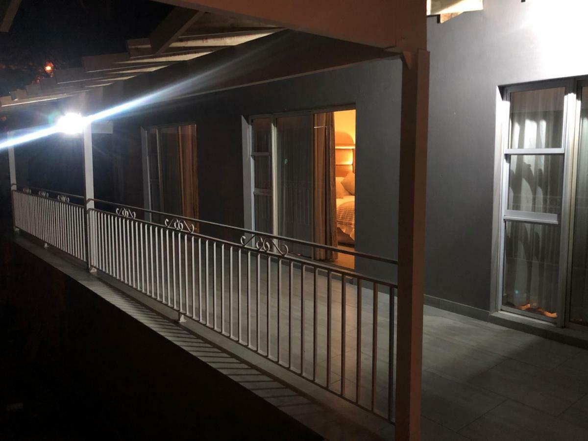 8 On Acacia Guesthouse Bedfordview Ngoại thất bức ảnh