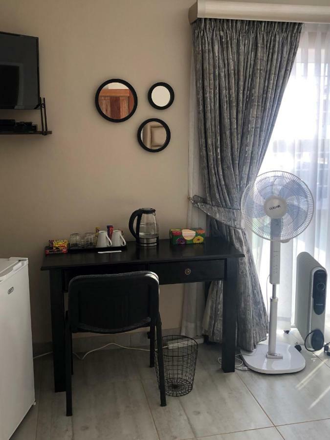 8 On Acacia Guesthouse Bedfordview Ngoại thất bức ảnh