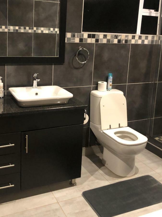 8 On Acacia Guesthouse Bedfordview Ngoại thất bức ảnh
